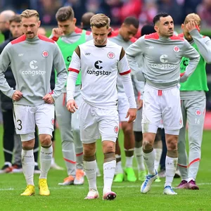 Ziemlich bedröppelt schauen St. Paulis Spieler nach der nächsten Auswärtspleite drein.