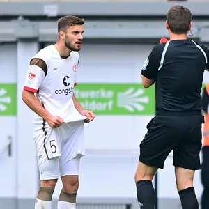 St. Pauli-Spieler Betim Fazliji bekommt vom Schiedsrichter die Rote Karte gezeigt