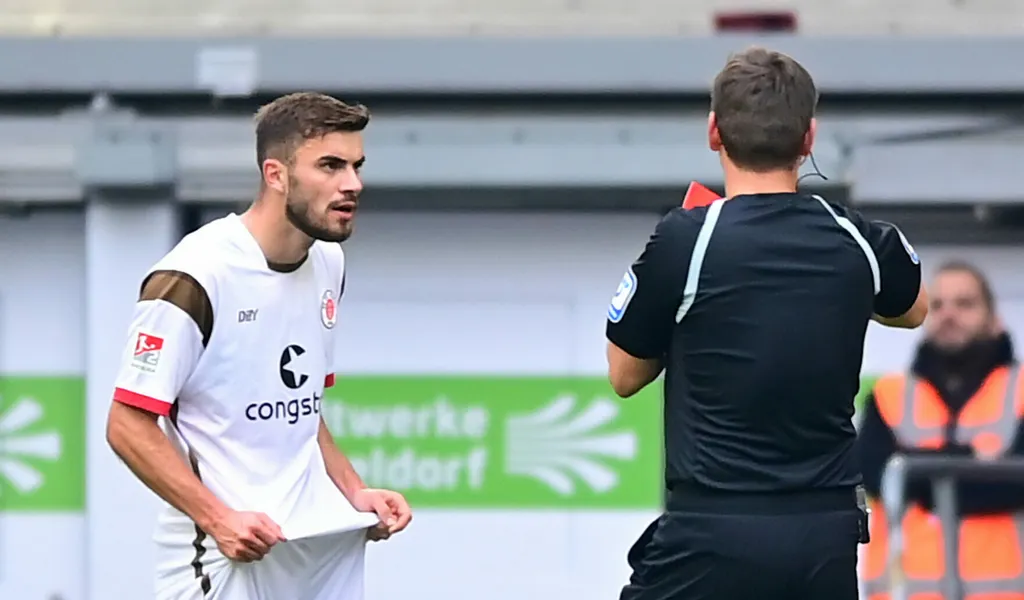 St. Pauli-Spieler Betim Fazliji bekommt vom Schiedsrichter die Rote Karte gezeigt