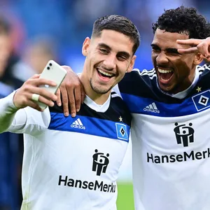 Ludovit Reis (l.) posiert und feiert nach dem Sieg gegen Regensburg zusammen mit Xavier Amaechi.
