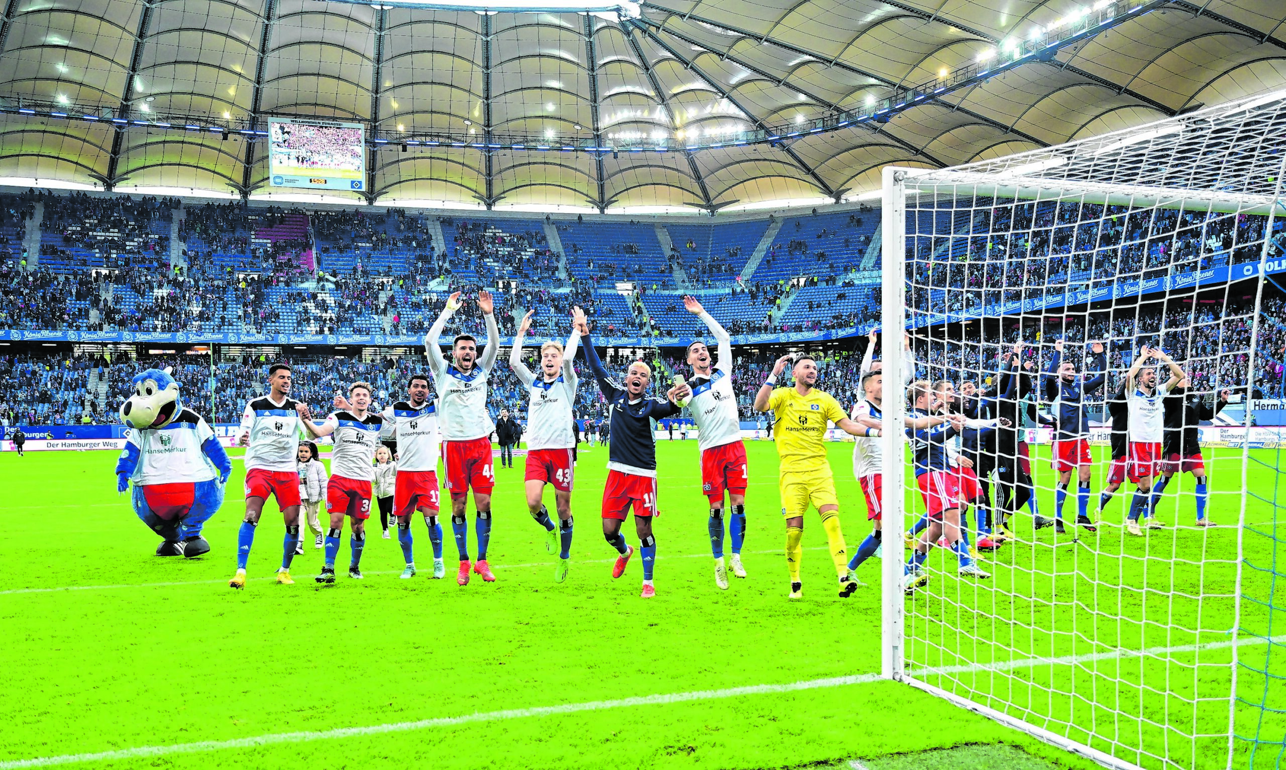 HSV-Mannschaft jubelt nach Sieg gegen Jahn Regensburg