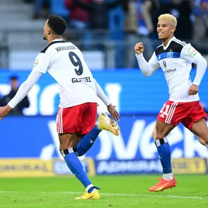 Robert Glatzel und Ransford Königsdörffer jubeln für den HSV