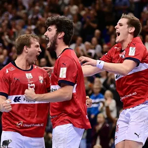 Die HSVH-Spieler Niklas Weller, Jacob Lassen und Dominik Axmann jubeln nach dem Sieg gegen die Löwen.