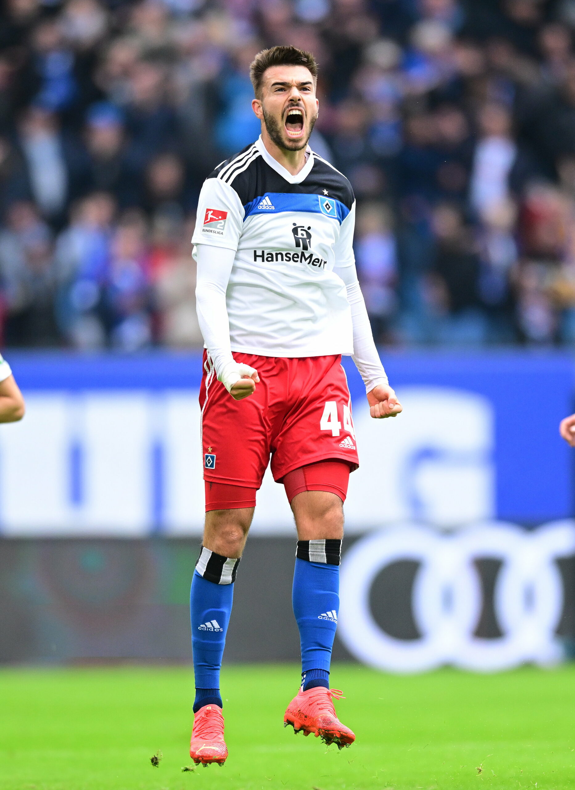 Mario Vuskovic feiert seinen Traumtreffer zum zwischenzeitlichen 1:1 gegen Regensburg.