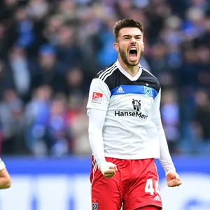 Mario Vuskovic feiert seinen Traumtreffer zum zwischenzeitlichen 1:1 gegen Regensburg.