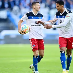 Laszlo Benes und Robert Glatzel wollen beide zum Elfmeter antreten und zoffen sich um den Ball.