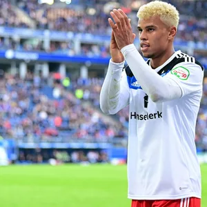 Ransford Königsdörffer feiert nach dem 3:1 gegen Regensburg mit den HSV-Fans.