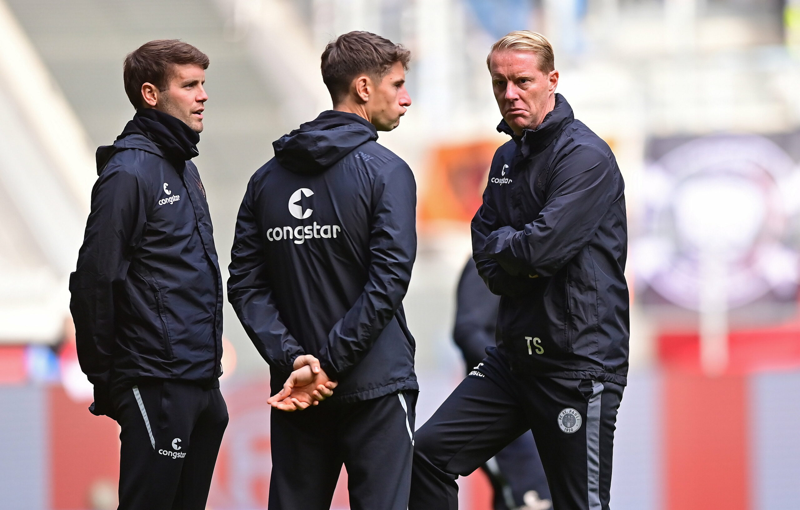 Timo Schultz sucht mit seinen Co-Trainern Fabian Hürzeler und Loic Favé Lösungen für St. Paulis Probleme.