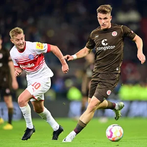 David Otto gegen Lewis Holtby im Zweikampf