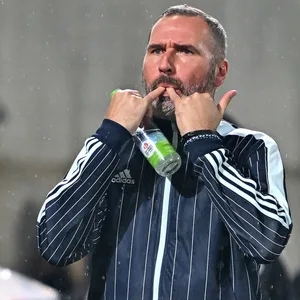 HSV-Trainer Tim Walter pfeift in die Finger