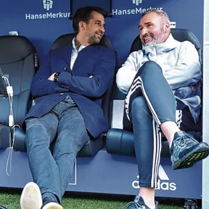 HSV-Vorstand Jonas Boldt und Trainer Tim Walter auf der Trainerbank