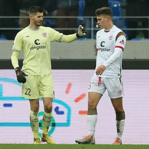 St. Pauli-Torwart Nikola Vasilj beschwert sich nach dem Gegentor zum 0:2 bei Verteidiger Marcel Beifus