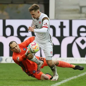 St. Pauli-Stürmer Johannes Eggestein gegen KSV-Torwart Marius Gersbeck