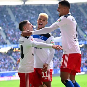 Die HSV-Profis Ludovit Reis, Ransford Königsdörffer und Robert Glatzel bejubeln ein Tor