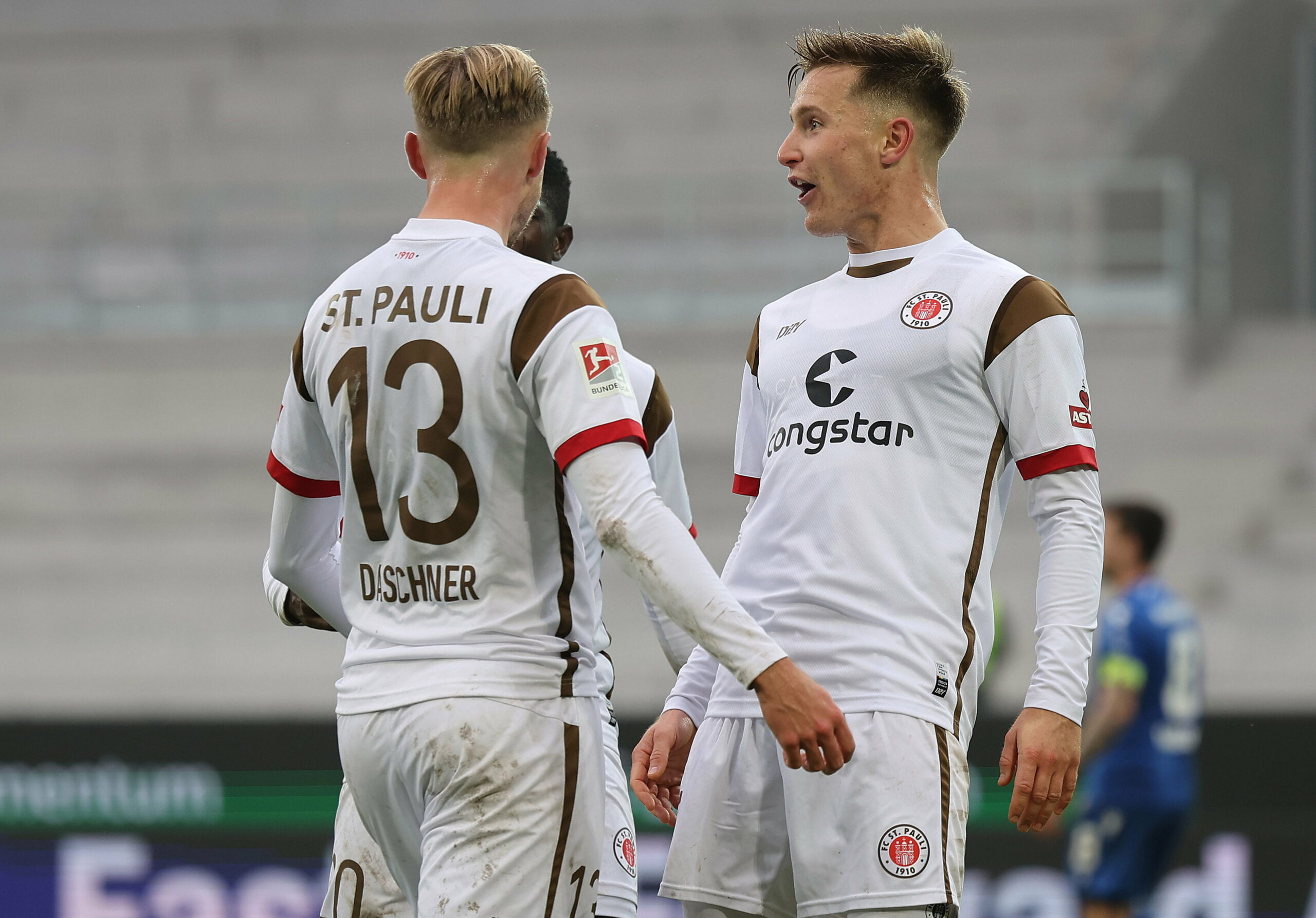 St. Pauli-Spieler Lukas Daschner und Johannes Eggestein jubeln