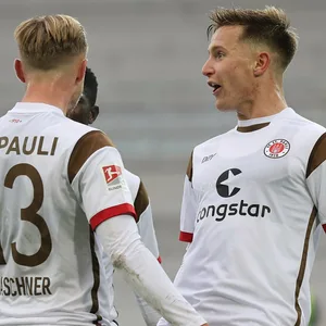 St. Pauli-Spieler Lukas Daschner und Johannes Eggestein jubeln