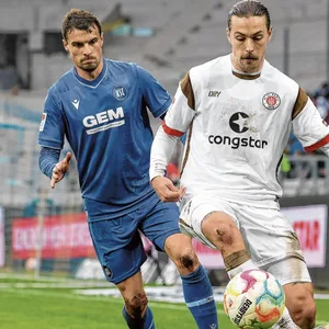 Philip Heise im Zweikampf mit Jackson Irvine
