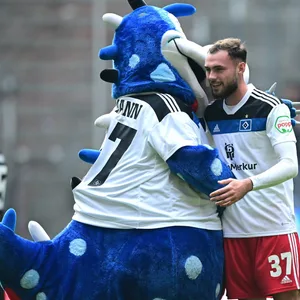 HSV-Maskottchen Dino Hermann und Valon Zumberi