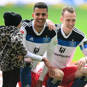 Robert Glatzel mit Tochter, Sebastian Schonlau und Valon Zumberi feiern nach dem HSV-Spiel