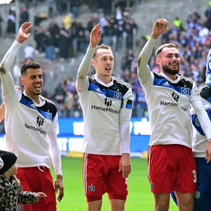 Jubel, Trubel, Aufstiegs-Euphorie: Die HSV-Profis bejubeln das 4:2 gegen Sandhausen.