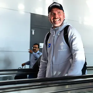HSV-Trainer Tim Walter am Flughafen