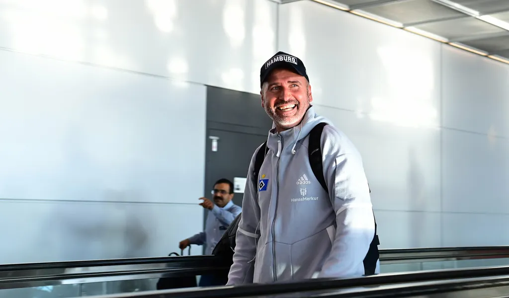 HSV-Trainer Tim Walter am Flughafen