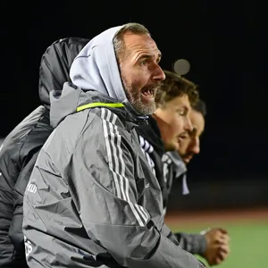 HSV-Trainer Tim Walter gibt beim Testspiel gegen den Ventura County Fusion SC Anweisungen.