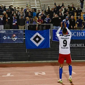Robert Glatzel feiert nach dem 7:0-Sieg im Test gegen den VC Fusion mit den HSV-Fans.