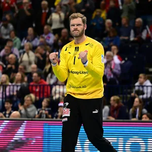 HSVH-Torhüter Johannes Bitter jubelt gegen Magdeburg