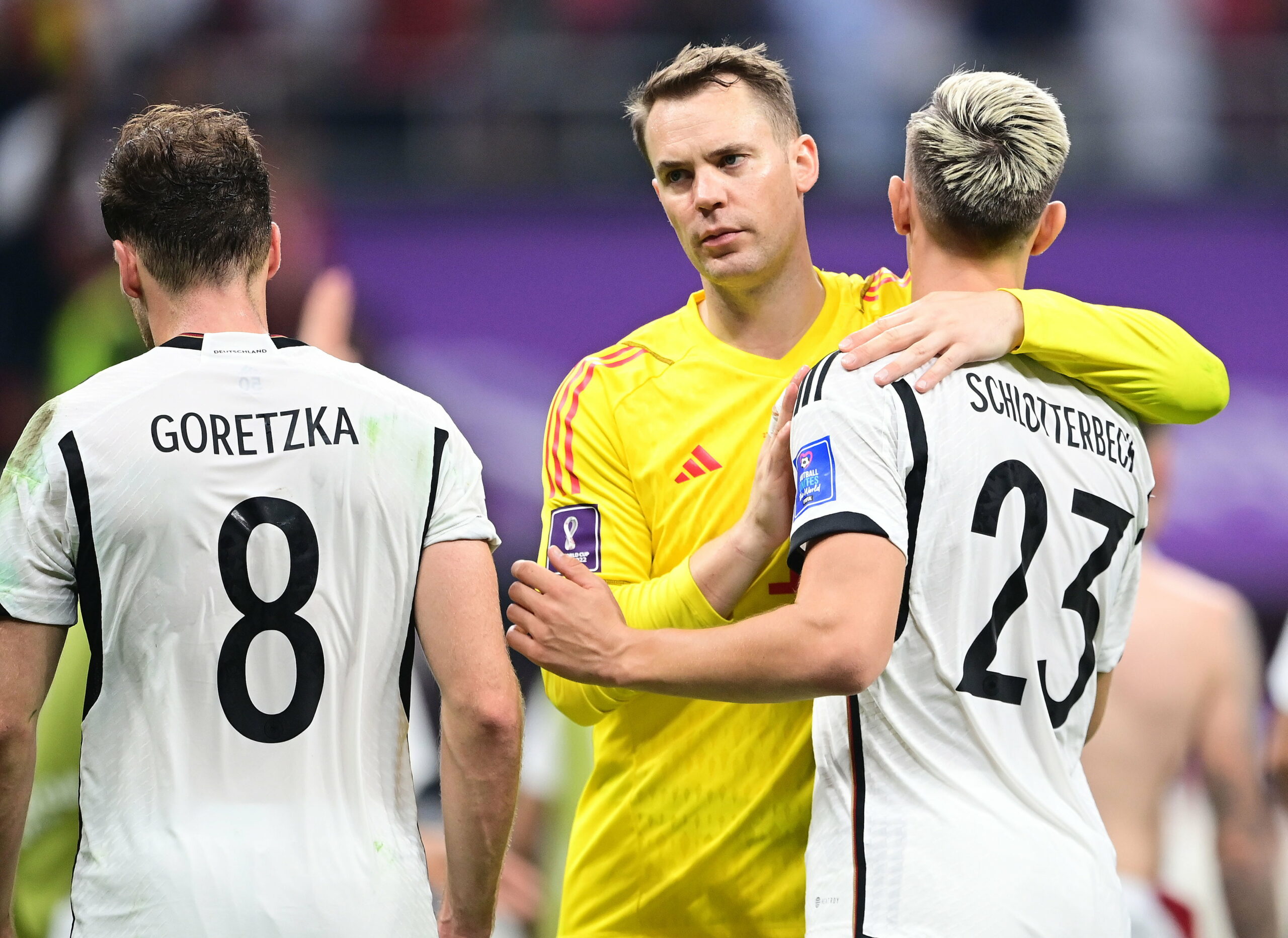 Die Hoffnung lebt: Manuel Neuer (Mitte) und seine Kollegen wollen den Sprung ins WM-Achtelfinale schaffen.