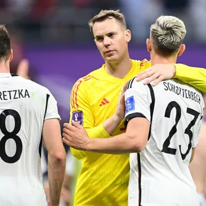 Die Hoffnung lebt: Manuel Neuer (Mitte) und seine Kollegen wollen den Sprung ins WM-Achtelfinale schaffen.
