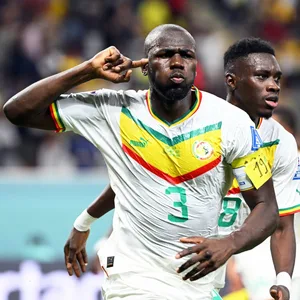 Die Binde mit der 19 von Kalidou Koulibaly erinnert an den 2020 verstorbenen Papa Bouba Diop.