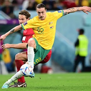Jackson Irvine gegen den Dänen Joachim Andersen