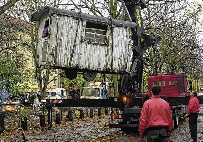 Ein Bauwagen landet am 4. November 2002 auf einem Transporter