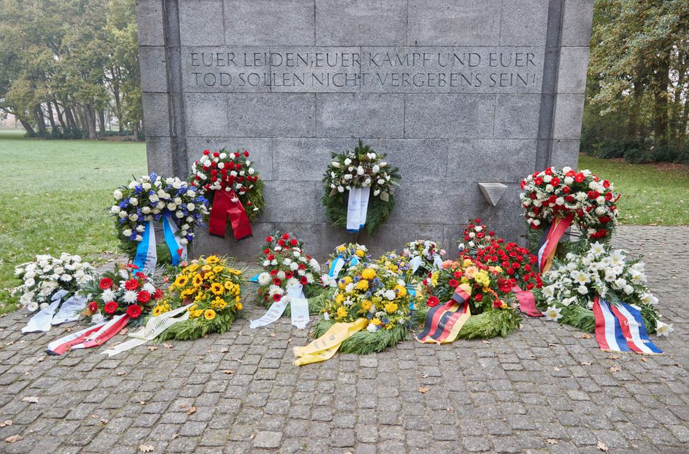 Kränze liegen am Internationalen Mahnmal in der KZ-Gedenkstätte Neuengamme.