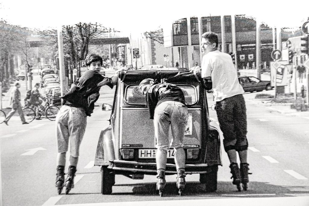 Die drei leichtsinnigen Rollerblader hängen hier an der Esplanade an einer Ente.