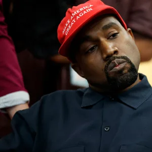 Kanye West mit roter Cap