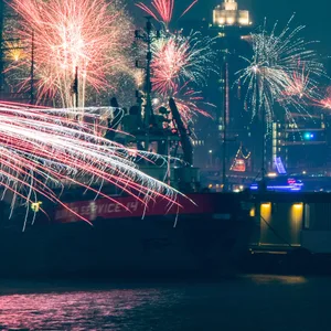 Ein Feuerwerk vor der Elbphilharmonie