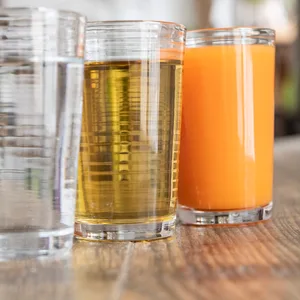 Wasser, Tee und Saft in drei Gläsern