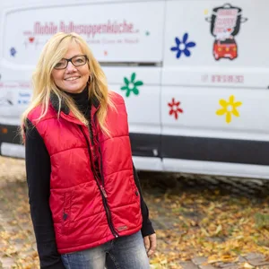 Julia Radojkovic steht vor ihrem Camper auf dem Hein Köllisch Platz
