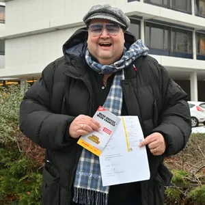 Andreas Kellermann holt sich in der Lotto-Zentrale in der City Nord seinen Gewinn ab.