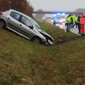 Auto überschlägt sich auf Autobahn – Mutter und Kind verletzt