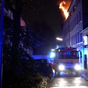 Dachtuhlbrand in Hamburg – Falschparker erschweren Feuerwehr die Anfahrt