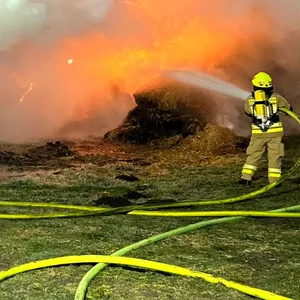 Großbrand im Norden – 800 Heuballen in Flammen