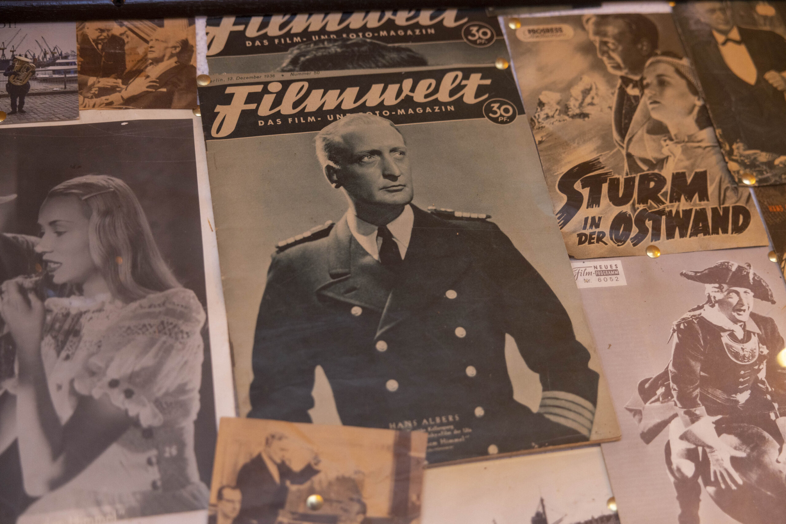 Altes zu bewahren ist dem Inhaber der Klause wichtig – wie diese Filmplakate, die Hans Albers zeigen.