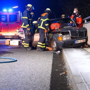 Ein Mercedes-Oldtimer ist am Dienstagabend in Schnelsen gegen ein Brückengeländer geprallt.