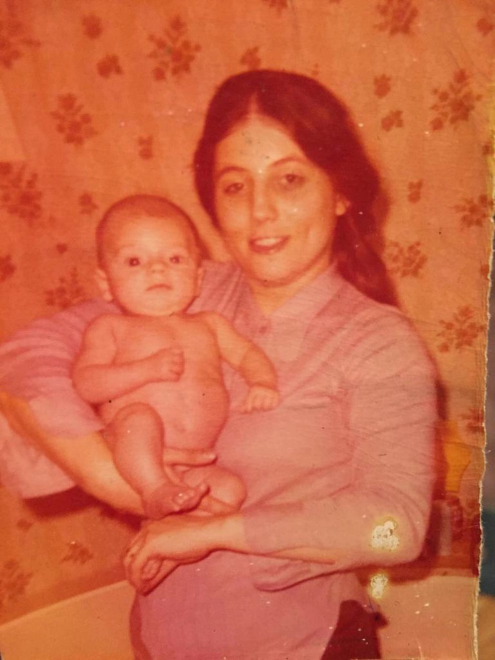 Tomas mit seiner Mutter, kurz bevor sie Wirtin auf dem Kiez wurde.