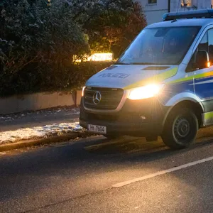 Beamte des Landeskriminalamts haben am Mittwochmorgen in Eidelstedt ein Haus im Zusammenhang mit Diebstählen von Elektro-Rollern und Akkus durchsucht.