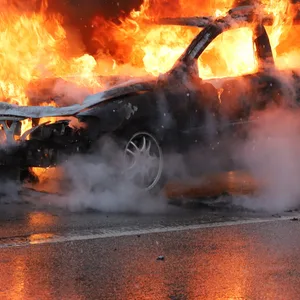 Feuerwehrkräfte bekämpfen die Flammen auf der A23. Wohnwagen und Auto wurden komplett zerstört.
