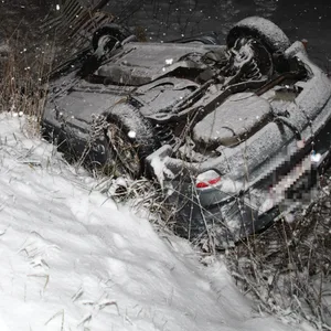 Eine junge Autofahrerin überschlug sich am Donnerstagabend auf der B77 mit ihrem Auto.